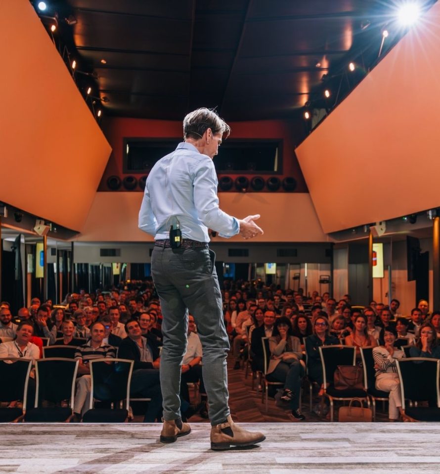 Photo événementiel, réunion plénière avec orateur sur scène