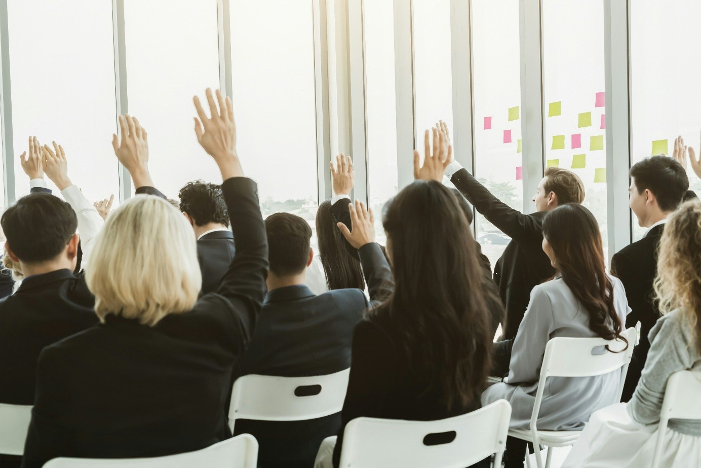 plénière durant un événement. public qui lève la main